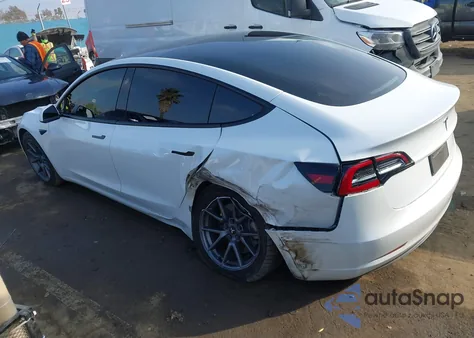 2021 Tesla Model 3 Standard Range Plus Rear-Wheel Drive z USA, uszkodzony, nr VIN 5YJ3E1EAXMF095762